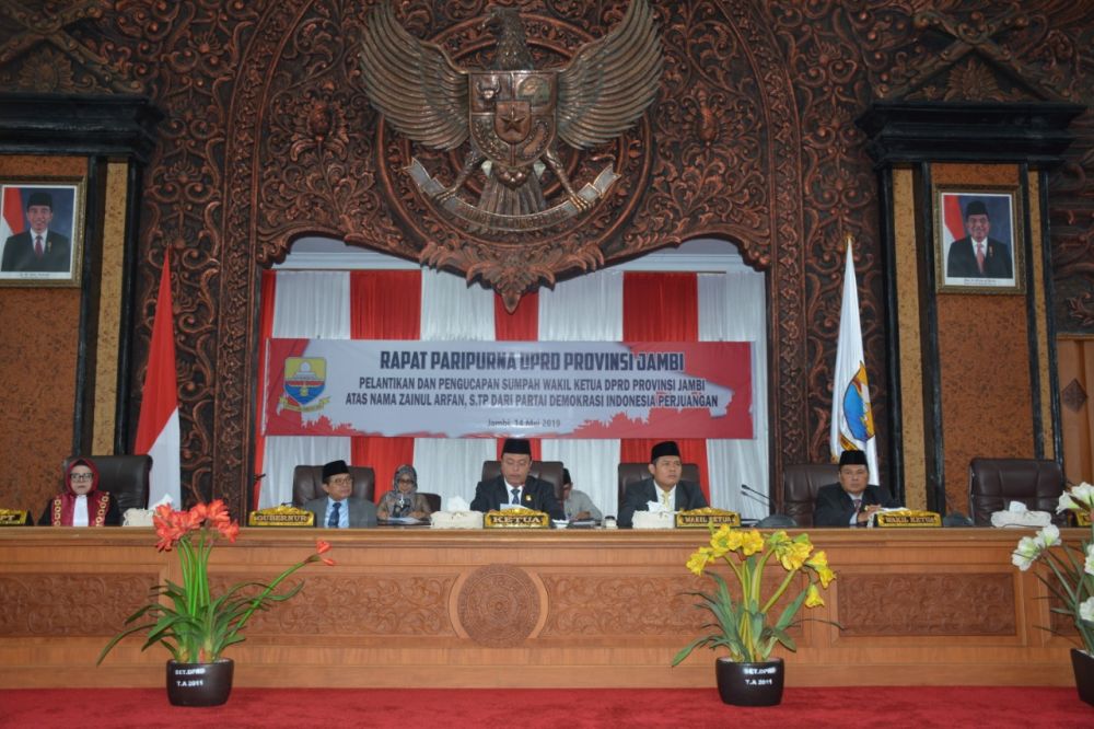 Ketua DPRD Provinsi Jambi Cornelis Buston memimpim rapat paripurna