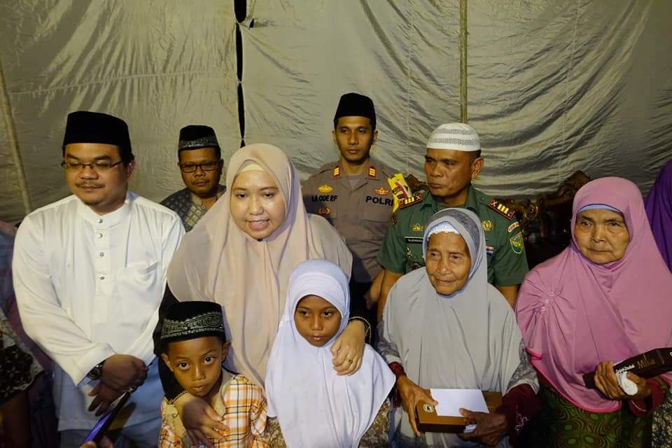 Bupati Masnah beserat suami foto bersama anak yatim usai memberi santunan