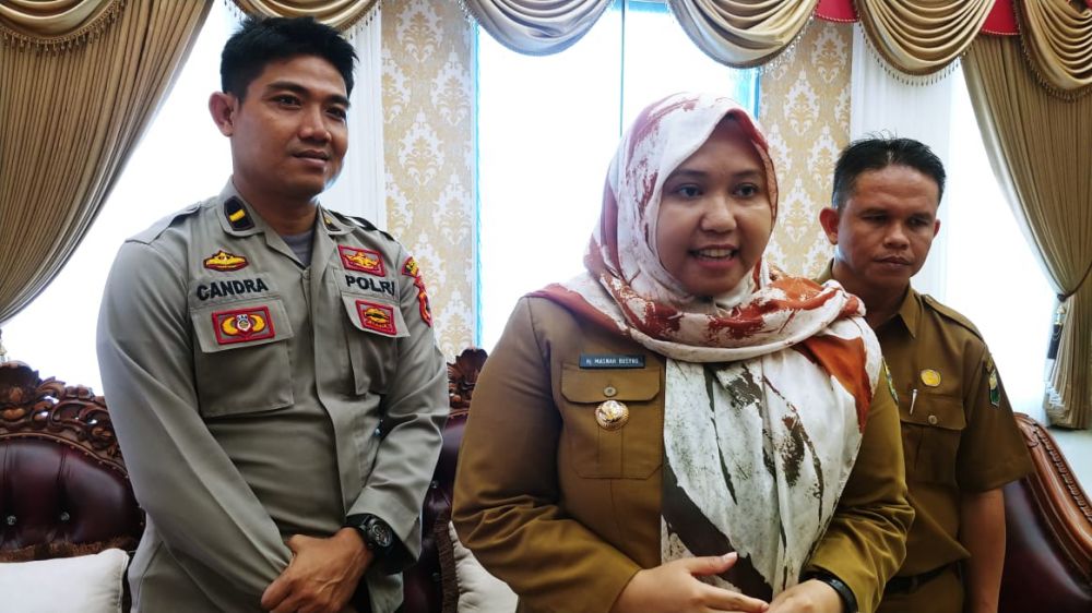 Bupati Masnah ketika di wawancara usai buka bersama guru Muarojambi