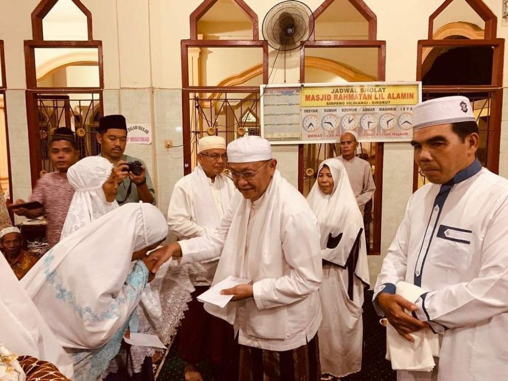 Cek Endra Menyerahkan Bantuan