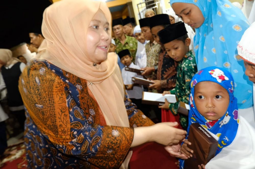 Bupati Masnah memberikan santunan..