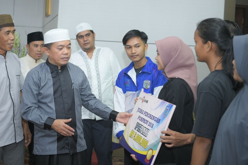 Bupati Merangin H Al Haris Menyerahkan Bonus Atlet Pada Buka Bersama Pengurus KONI dan Atlet Merangin
