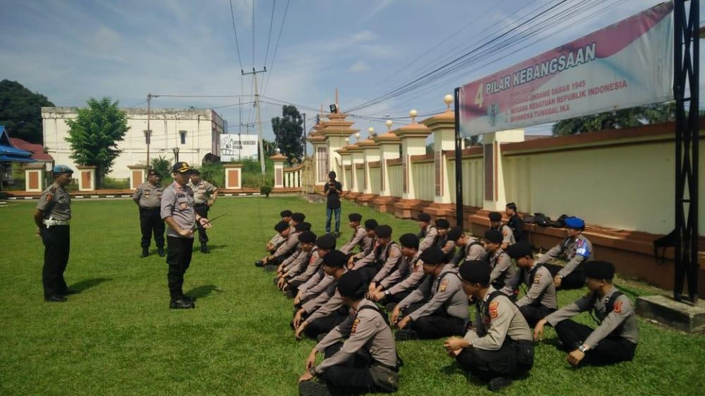 Kapolres Batanghari memberikan arahan anggota yang dikirim ke Polda Metro Jaya