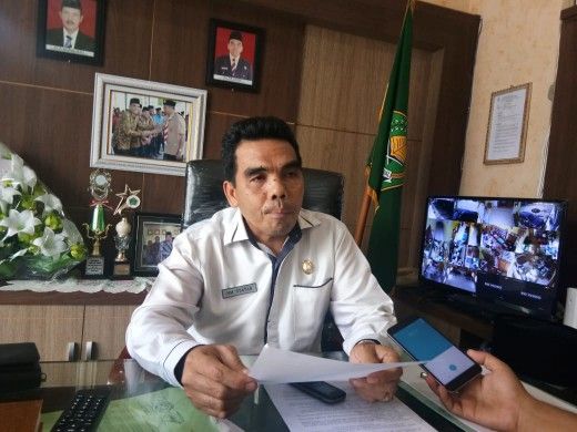 Kepala Kemenag Sarolangun saat diwawancarai di ruang kerjanya