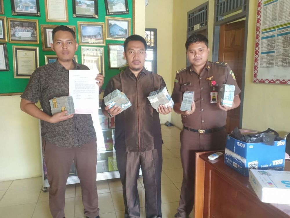 Penyidik Kejari Tebo Terima Uang Pengembalian Hasil Korupsi PNPM Rimbo Bujang