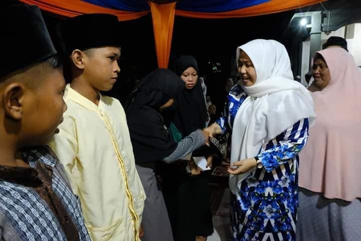 Bupati Menyerahkan Bantuan