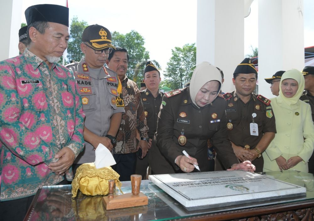 Wabup Merangin H Mashuri saksikan penandatanganan prasasti peresmian Gedung Kejari Merangin