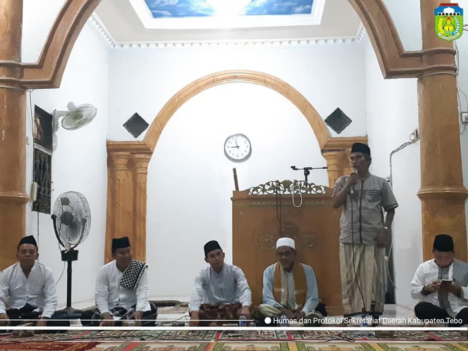 Wakil Bupati Tebo, Syahlan saat memberikan sambutan dihadapan warga Desa Teluk Rendah