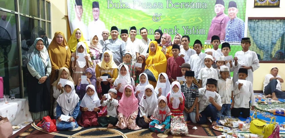 Perwakilan Kadin Kota Jambi saat foto bersama anak yatim usai menggelar buka bersama