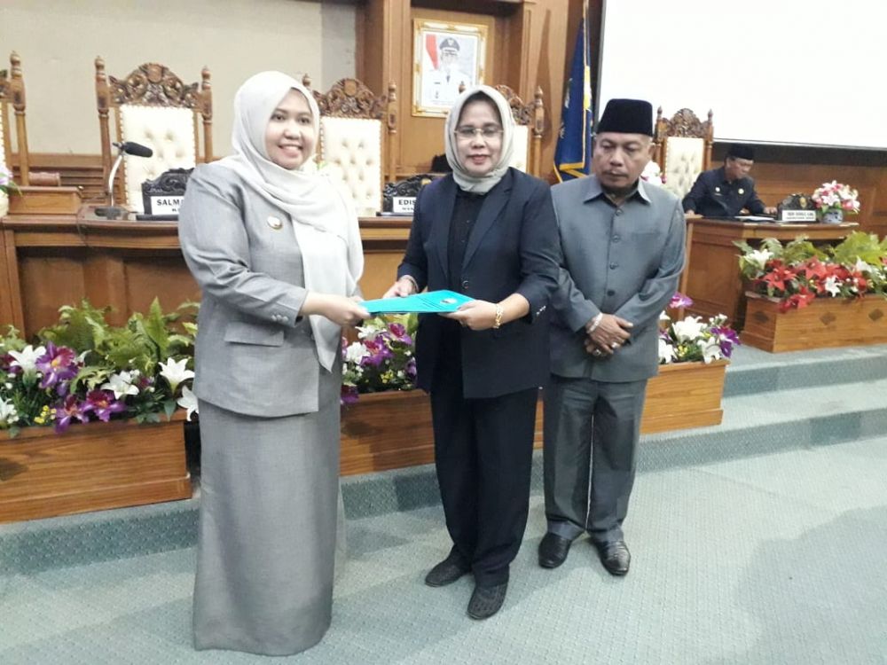 Bupati menyerahkan rancangan Ranperda kepada ketua DPRD Muarojambi