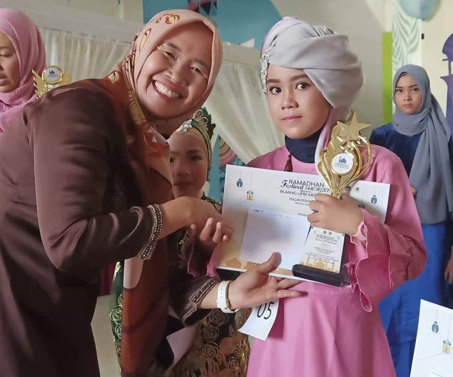Bunda PAUD Merangin Hj Hesty Haris mengucapkan selamat kepada pemenang lomba