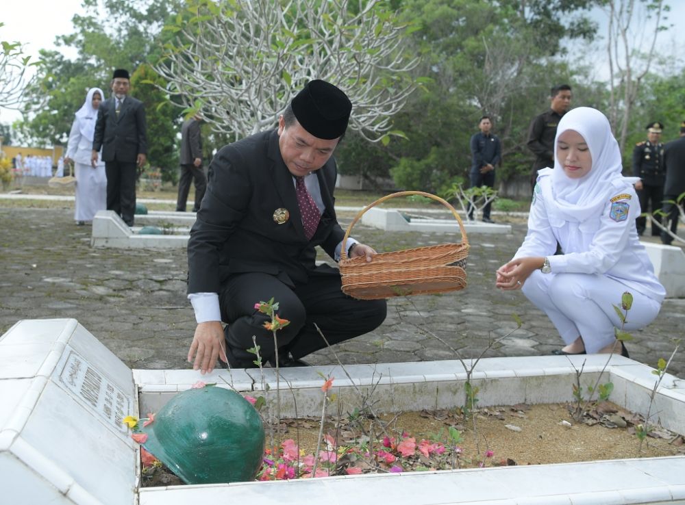 Bupati Merangin H Al Haris bersama Wabup H Mashuri dan Forkopimda melakukan ziarah bersama ke Makam Pahlawan Patriot Bhakti pada peringatan HKN ke-111