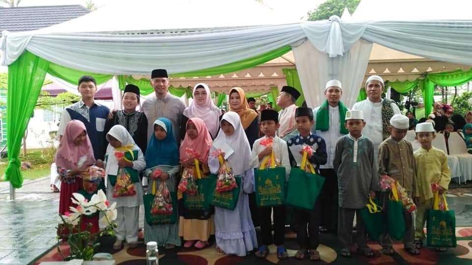 Walikota foto bersama anak yatim dan kaum dhuafa