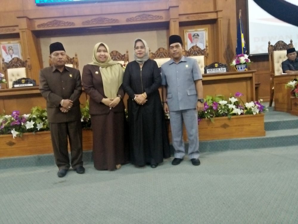 Ketua DPRD Muarojambi Wakil Ketua satu dan Dua foto bersama bupati Muarojambi usia rapat kerja