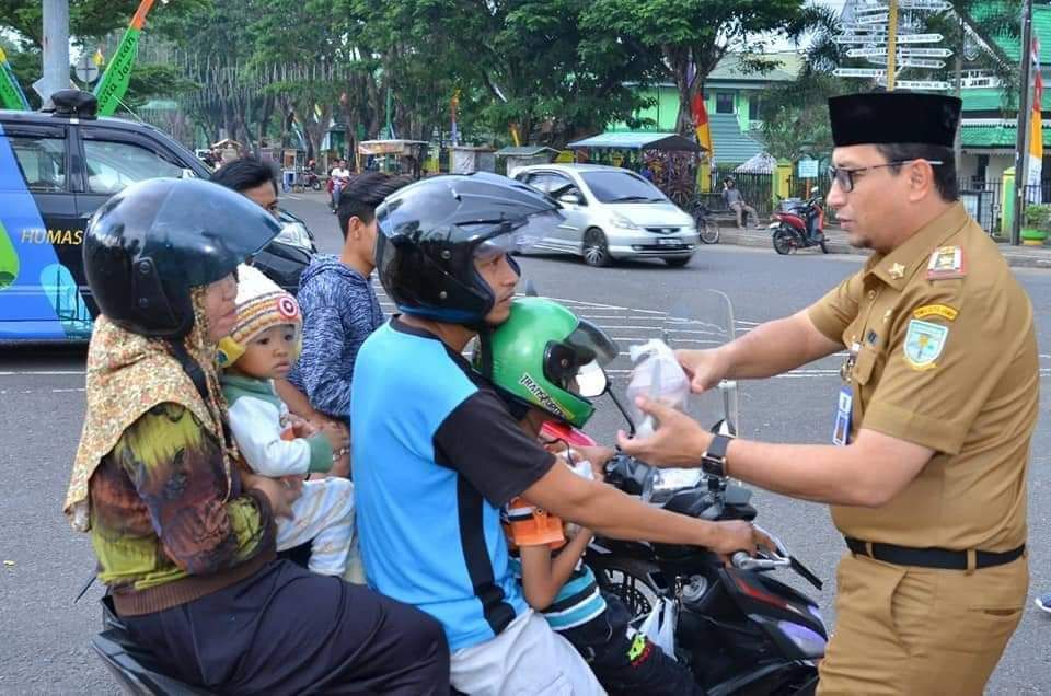 Kabag humas kota memberikan takjil gratis