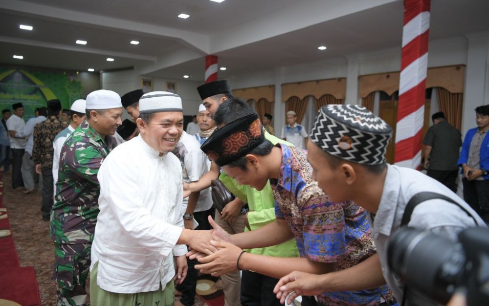 Bupati Merangin H Al Haris dan Dandim menyalami para pemuda yang hadir