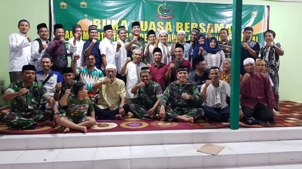 Foto bersama usai buka puasa bersama.