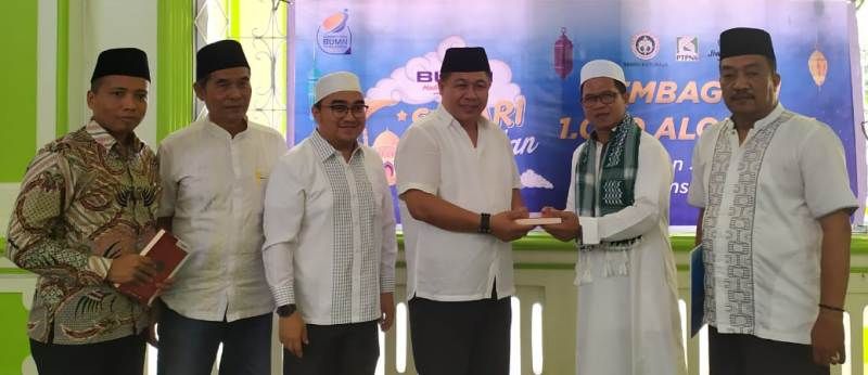 Penyerahan secara simbolis bantuan Al Quran