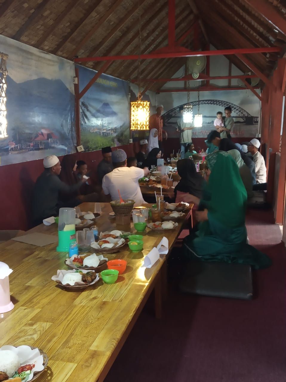 Suasana buka bersama