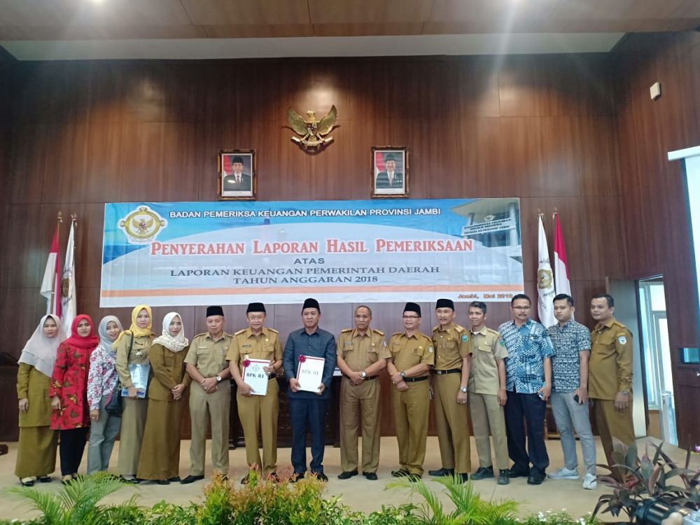 Photo bersama H Cek Endra dengan Sekda Drs H Thabroni Rozali, Pimpinan DPRD, H Hapis Hasbiallah, Plt Sekwan DPRD H Sakwan, Kepala BPKAD Emalia Sari SE, Kabid Aset, Kabag Keuangan DPRD dan Kabag Humas, Sahrudin