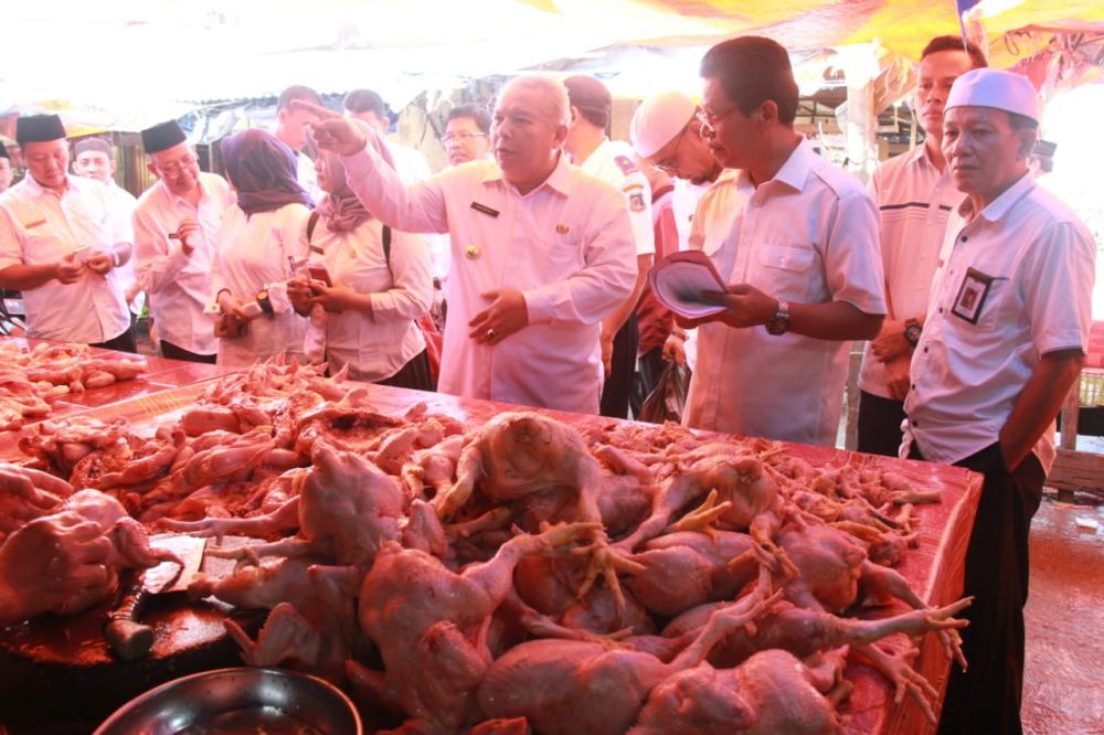 Bupati mengecek harga sembako