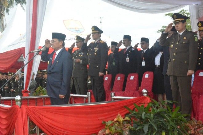 Gubernur Jambi Fachrori Umar saat memimpin ucapara.