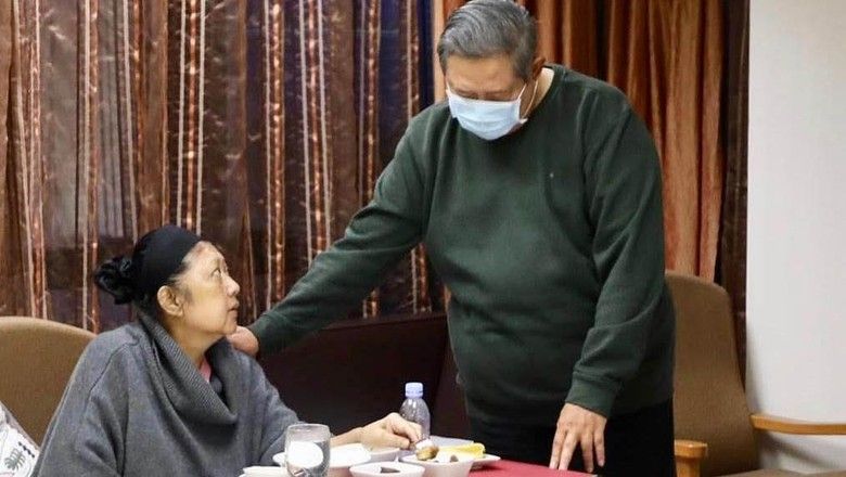 Ani Yudhoyono Semasa dirawat di rumah sakit.