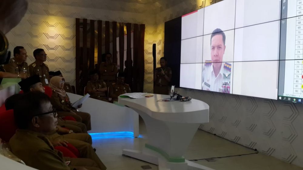 Walikota  Fasha mengecek Absen ASN secara On line