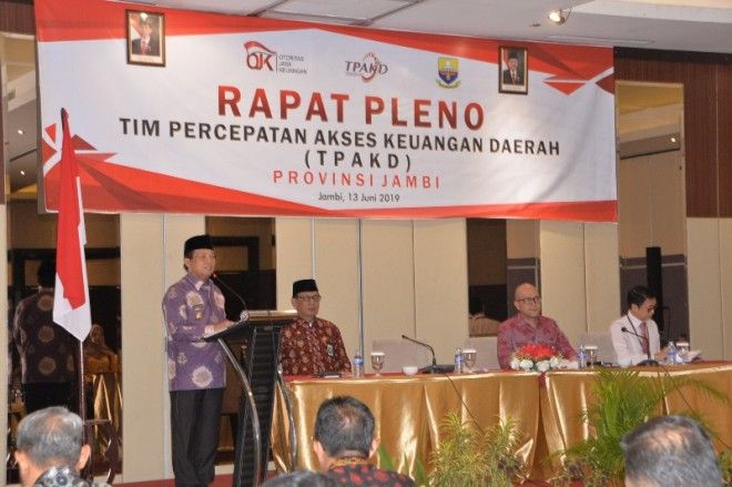 Gubernur saat membuka Rapat Pleno Tim Percepatan Akses Keuangan Daerah (TPAKD) Provinsi Jambi