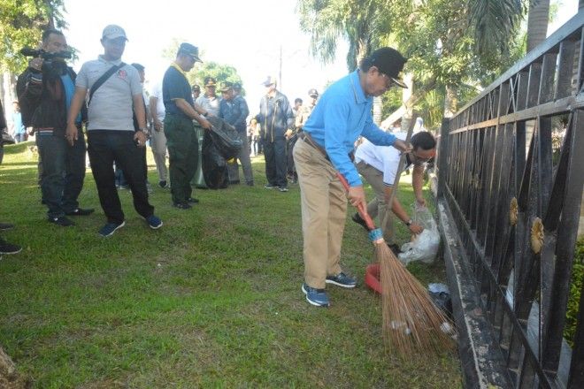 Gubernur Jambi, Dr.Drs.H.Fachrori Umar,M.Hum memimpin ratusan Aparatur Sipil Negara (ASN) lingkup Pemerintah Provinsi Jambi bergotong-royong .