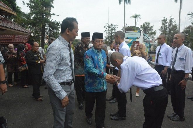 Gubernur Jambi, Dr.Drs.H.Fachrori Umar,M.Hum secara langsung melepas keberangkatan Peserta Pelatihan Tahap II ke Lembang bagi Calon Pemagang ke Jepang.