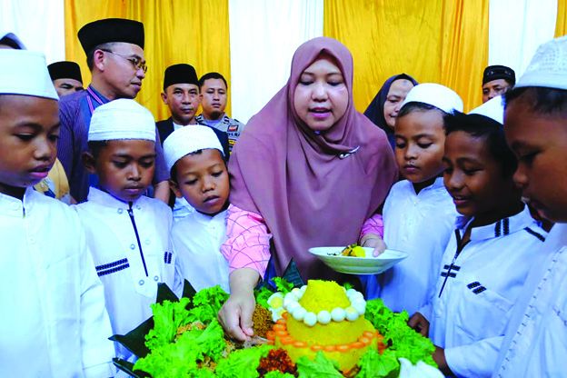 Bupati memotong tumpeng