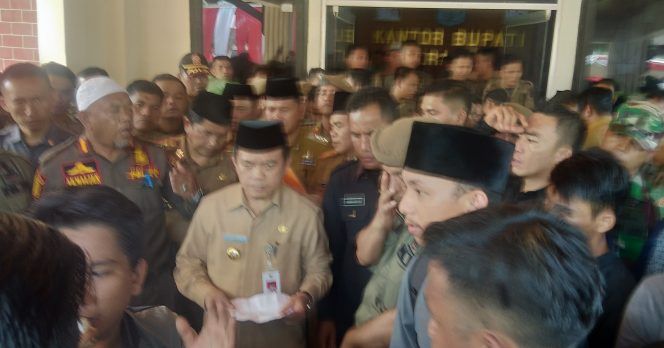 Al  Haris menemui warga yang melakukan demo..