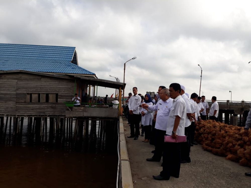 Bupati saat meninjau pasar tanggo rajo ilir.