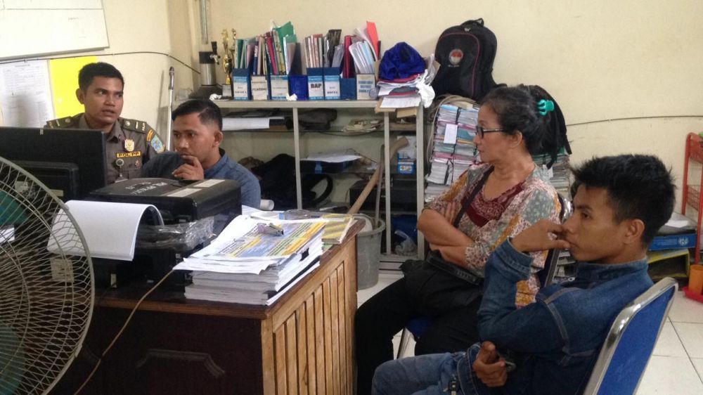 Pedagang nanas keliling dan pembeli yang terjaring razia Pol PP.