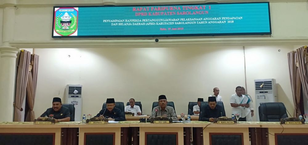 Ketua DPRD, H M Syaihu didampingi Waka, Amir Mahmud pimpin paripurna. Terlihat hadir Bupati, H Cek Endra dan Wabup H Hillalatil Badri