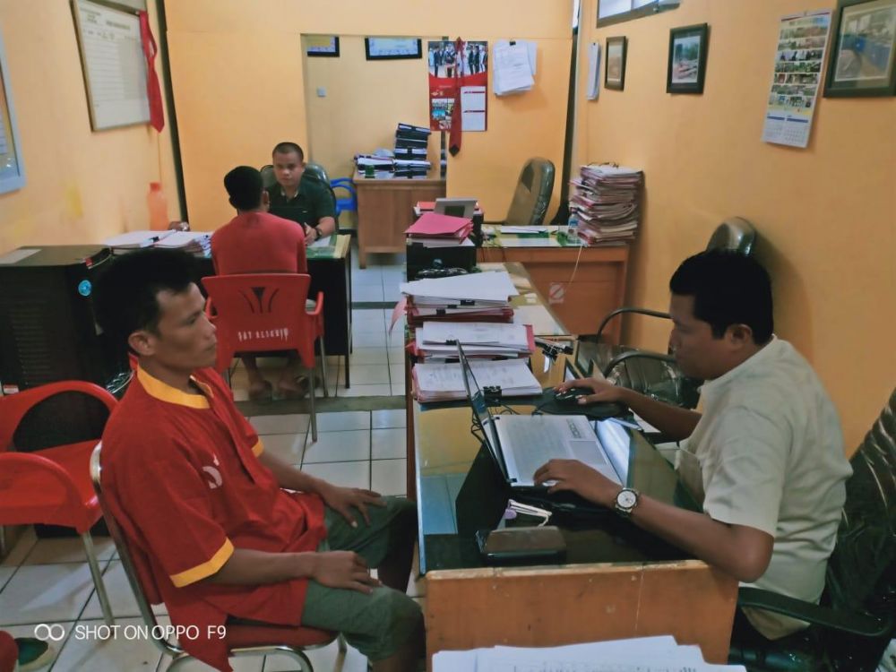 Pelaku pengangkut minyak illegal ketika di periksa polisi.