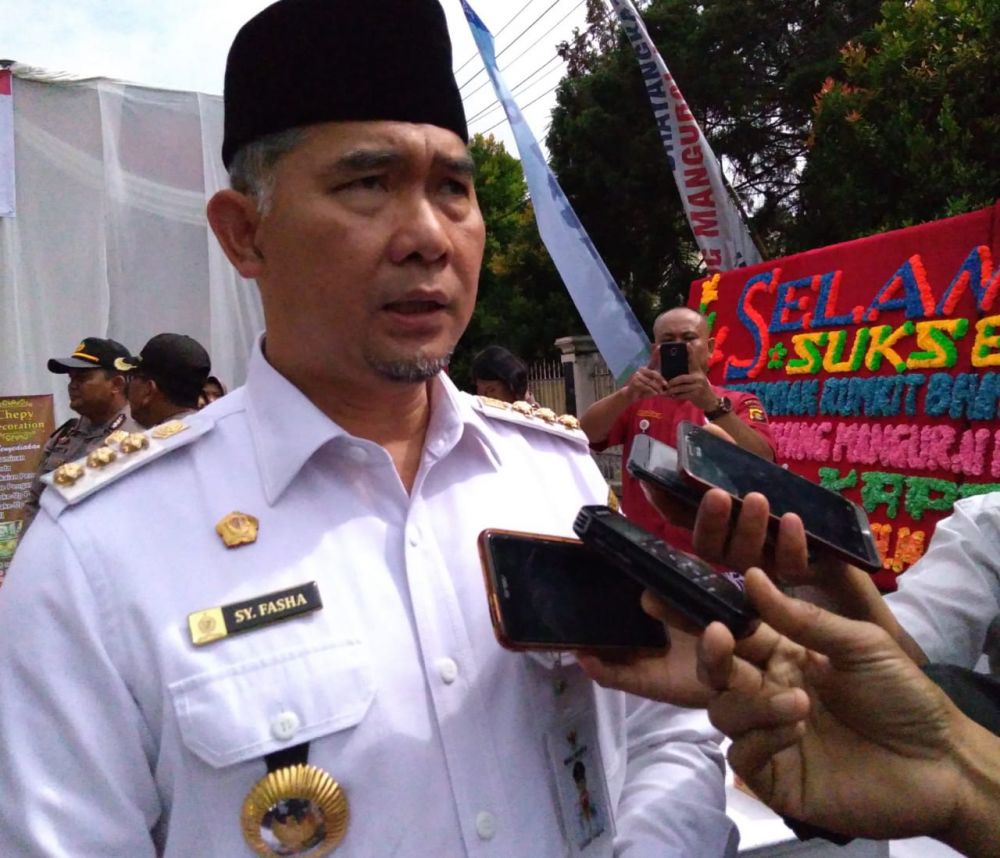 Walikota Fasha memberikan keterangan pada wartawan.
