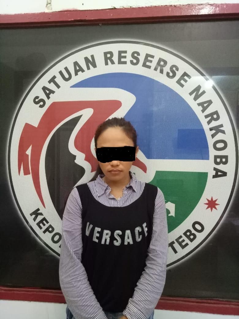 Perempuan yang diduga pengguna sabu.