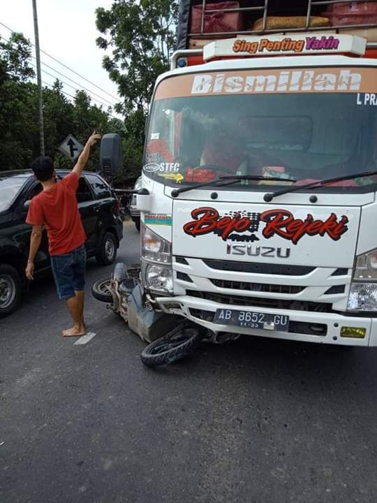 Kendaraan korban yang tergilas truk.