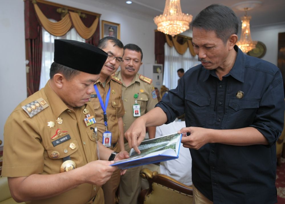 Bupati Merangin mendengar penjelasan keberadaan Kaldera di Merangin