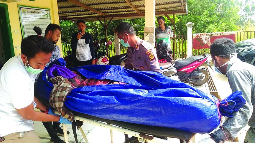 Jenazah Rizki dibawa warga 