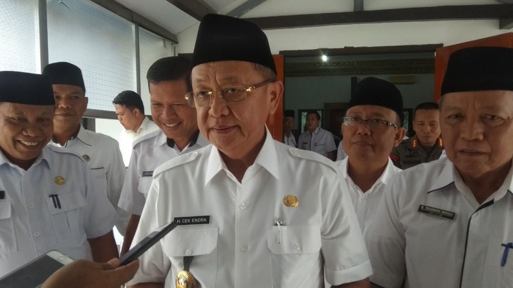 Bupati Sarolangun didampingi sejumlah pejabat saat diwawancarai wartawan.