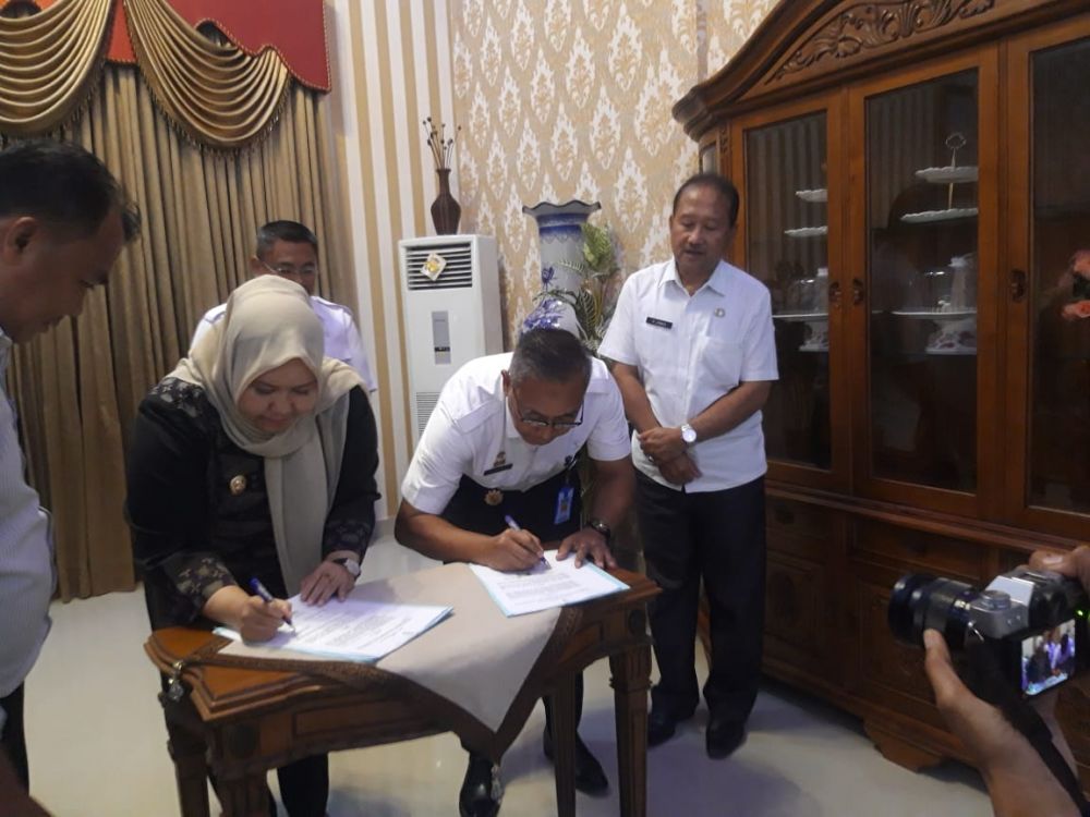 Bupati menandatangi MoU
