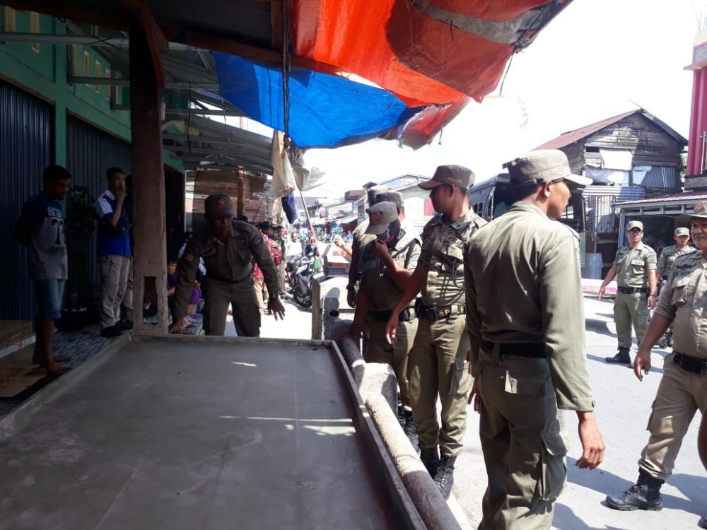 Sst Pol PP Tanjabarta ketika melaksankan penertiban pedangang.