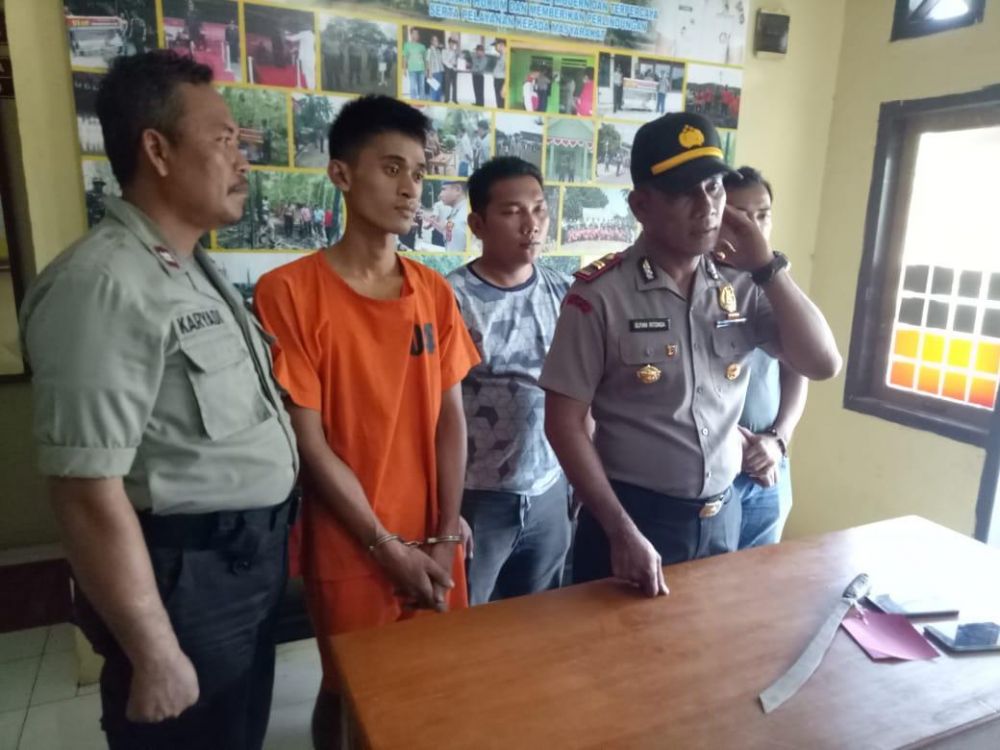 Pelaku pembacokan beserta barang bukti.