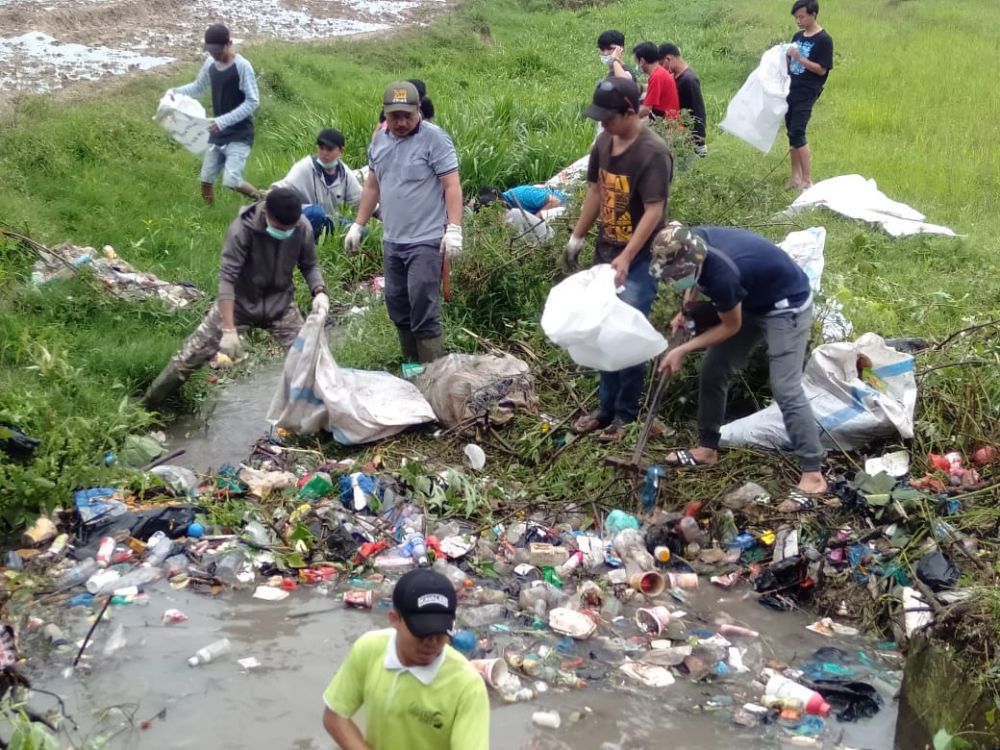 HPKS saat mengadakan aksi sosial gotong royong bersama di Lima Desa Kedepatian Semerap, Kecamatan Keliling Danau, Kabupaten Kerinci