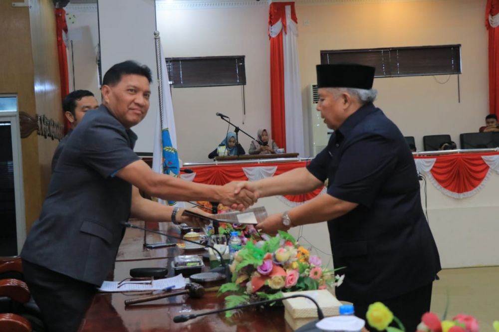 Bupati Safrial, bersama pimpinan Rapat Mulyani Siregar.jpg