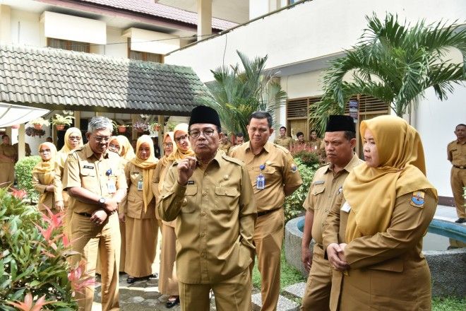Gubernur Jambi, Dr.Drs.H.Fachrori Umar,M.Hum secara langsung memimpin inspeksi mendadak (sidak) kehadiran Aparatur Sipil Negara (ASN) pasca libur Hari Raya Idul Fitri 1440 H Tahun 2019.