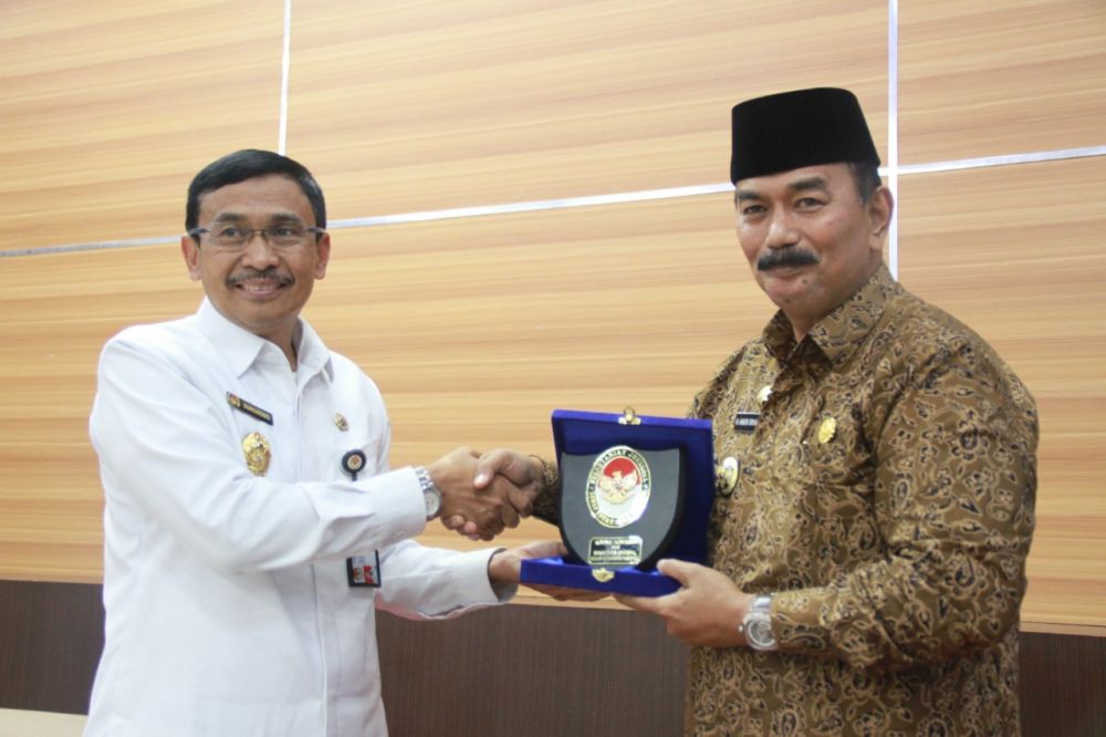 Wabup memberikan cinderamata